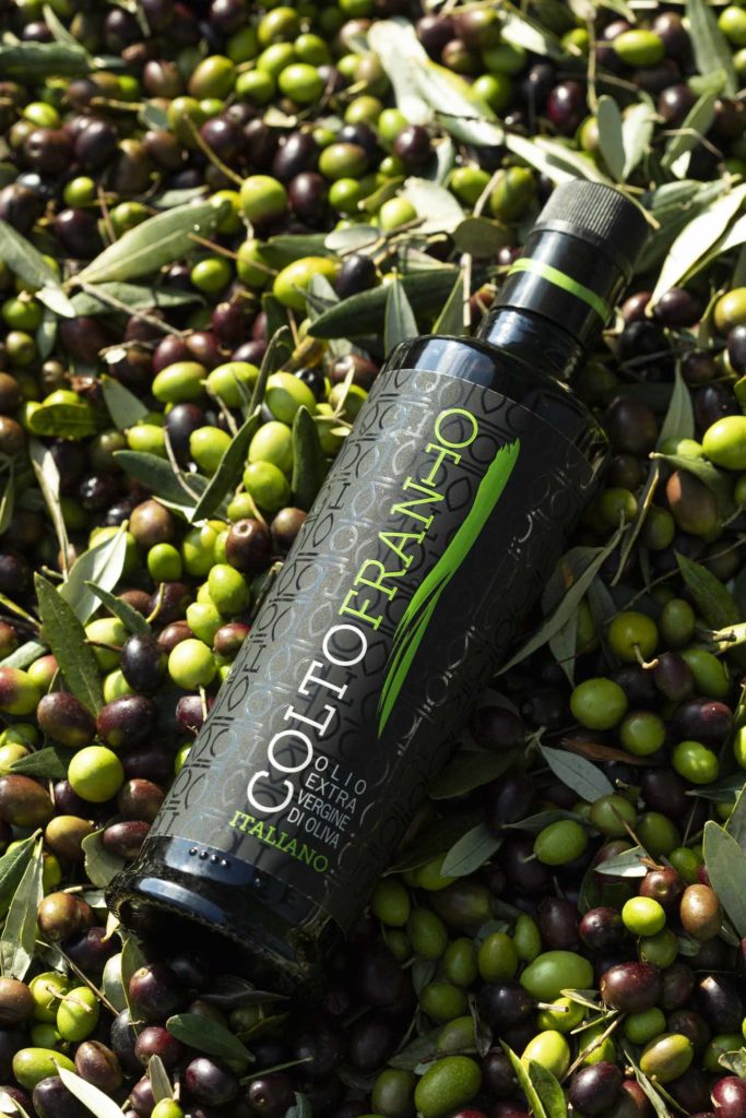 Bottiglia di Coltofranto su olive