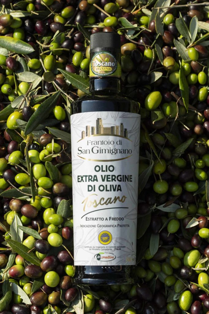 Bottiglia olio extra vergine di oliva IGP toscano Frantoio di San Gimignano su olive
