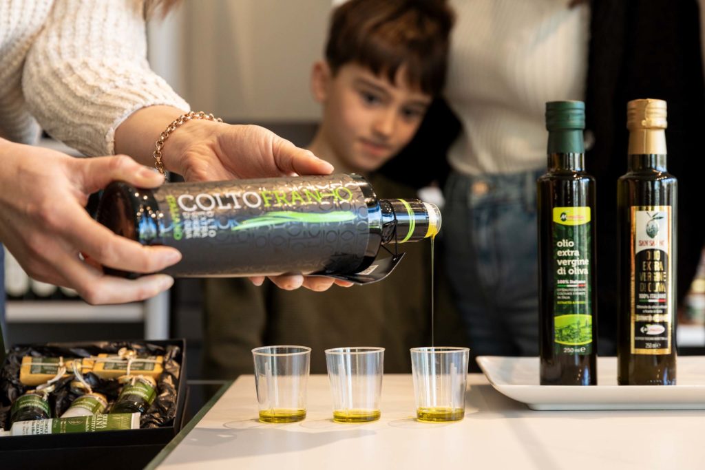 ColtoFranto viene versato in bicchieri per la degustazione