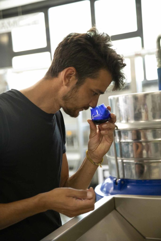 Personale Morettini annusa olio appena uscito dal frantoio