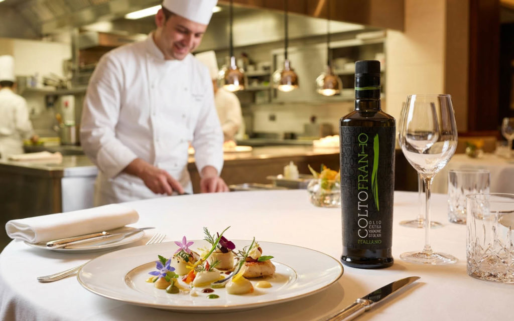 Chef in cucina ristorante utilizza bottiglia ColtoFranto